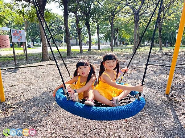 ★高雄公園★ 蓮池潭兒童公園, 走進童話世界找三隻小豬玩躲貓貓,茅草屋、木頭屋、磚頭屋超真實可愛的童趣場景 (免費參觀)