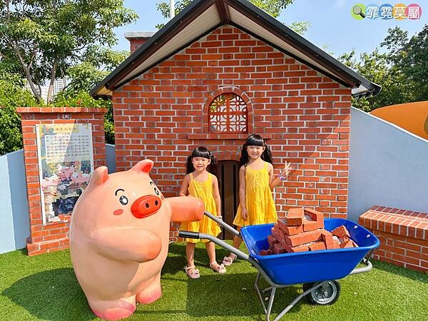 ★高雄公園★ 蓮池潭兒童公園, 走進童話世界找三隻小豬玩躲貓貓,茅草屋、木頭屋、磚頭屋超真實可愛的童趣場景 (免費參觀)