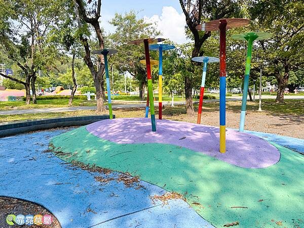 ★高雄公園★ 蓮池潭兒童公園, 走進童話世界找三隻小豬玩躲貓貓,茅草屋、木頭屋、磚頭屋超真實可愛的童趣場景 (免費參觀)