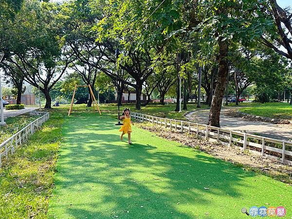 ★高雄公園★ 蓮池潭兒童公園, 走進童話世界找三隻小豬玩躲貓貓,茅草屋、木頭屋、磚頭屋超真實可愛的童趣場景 (免費參觀)