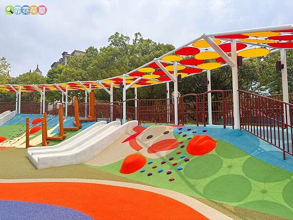 ★桃園公園★ 平鎮民俗文化公園,最新親子公園放電孩子! 超特別穀倉造型遊戲場,有攀爬網架、旋轉盤和溜滑梯等