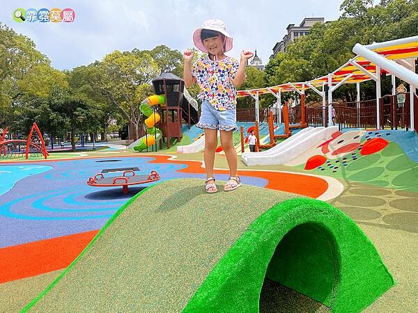 ★桃園公園★ 平鎮民俗文化公園,最新親子公園放電孩子! 超特別穀倉造型遊戲場,有攀爬網架、旋轉盤和溜滑梯等
