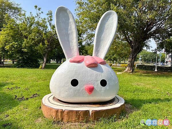 ★高雄公園★ 蓮池潭兒童公園, 走進童話世界找三隻小豬玩躲貓貓,茅草屋、木頭屋、磚頭屋超真實可愛的童趣場景 (免費參觀)