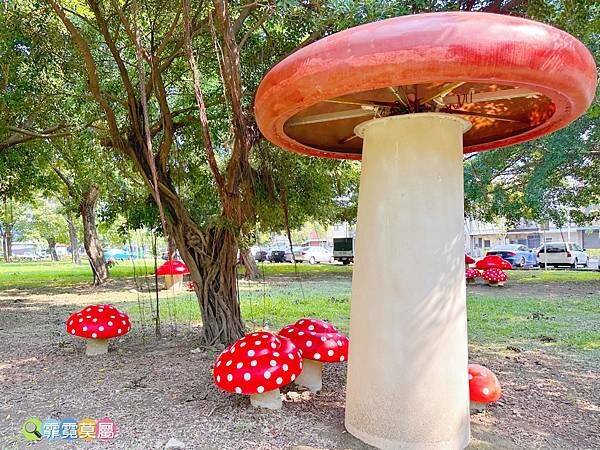 ★高雄公園★ 蓮池潭兒童公園, 走進童話世界找三隻小豬玩躲貓貓,茅草屋、木頭屋、磚頭屋超真實可愛的童趣場景 (免費參觀)