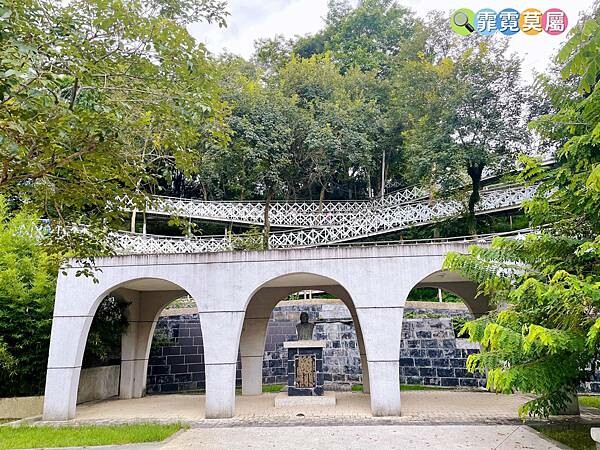 ★嘉義玩水景點★ 竹崎親水公園,免門票玩兒童戲水池備有免費停車場和盥洗室,還有阿里山火車可以看喔! (google導航竹崎車站)