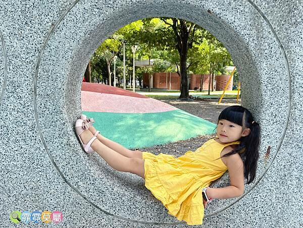 ★高雄公園★ 蓮池潭兒童公園, 走進童話世界找三隻小豬玩躲貓貓,茅草屋、木頭屋、磚頭屋超真實可愛的童趣場景 (免費參觀)