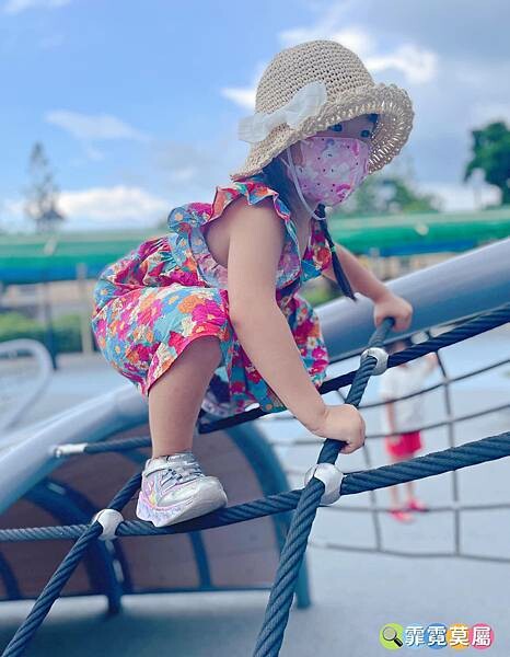 ★嘉義玩水景點★ 竹崎親水公園,免門票玩兒童戲水池備有免費停車場和盥洗室,還有阿里山火車可以看喔! (google導航竹崎車站)