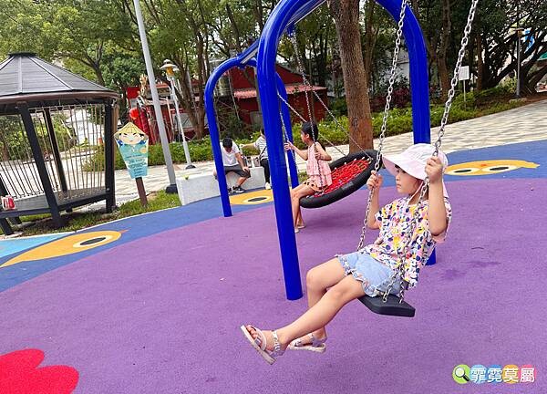 ★桃園公園★ 平鎮民俗文化公園,最新親子公園放電孩子! 超特別穀倉造型遊戲場,有攀爬網架、旋轉盤和溜滑梯等