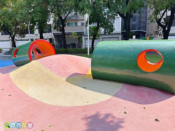 ★高雄公園★ 蓮池潭兒童公園, 走進童話世界找三隻小豬玩躲貓貓,茅草屋、木頭屋、磚頭屋超真實可愛的童趣場景 (免費參觀)