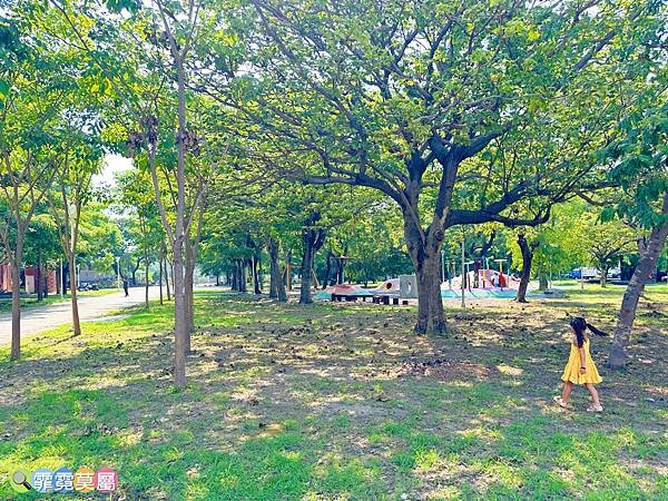 ★高雄公園★ 蓮池潭兒童公園, 走進童話世界找三隻小豬玩躲貓貓,茅草屋、木頭屋、磚頭屋超真實可愛的童趣場景 (免費參觀)