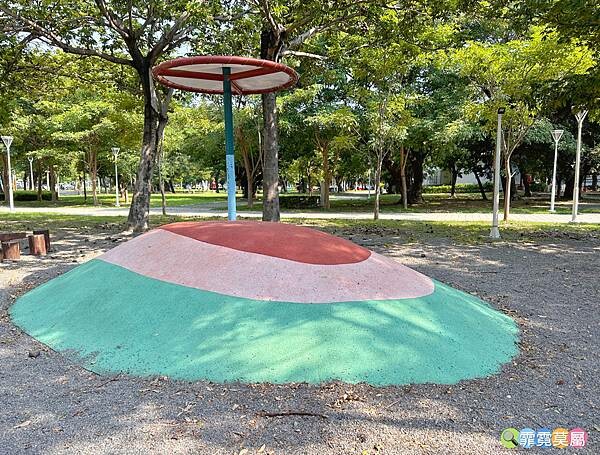 ★高雄公園★ 蓮池潭兒童公園, 走進童話世界找三隻小豬玩躲貓貓,茅草屋、木頭屋、磚頭屋超真實可愛的童趣場景 (免費參觀)