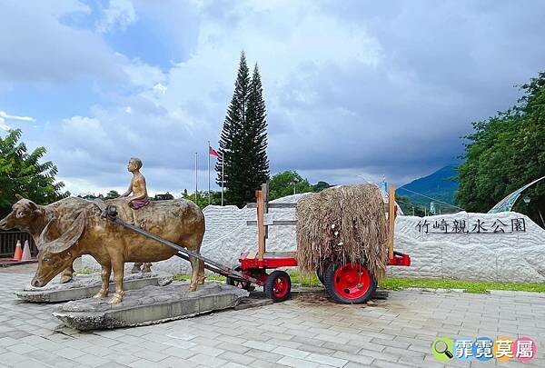 ★嘉義玩水景點★ 竹崎親水公園,免門票玩兒童戲水池備有免費停車場和盥洗室,還有阿里山火車可以看喔! (google導航竹崎車站)