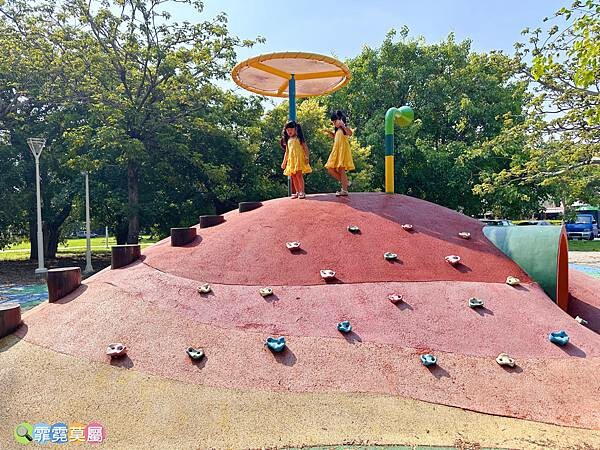 ★高雄公園★ 蓮池潭兒童公園, 走進童話世界找三隻小豬玩躲貓貓,茅草屋、木頭屋、磚頭屋超真實可愛的童趣場景 (免費參觀)