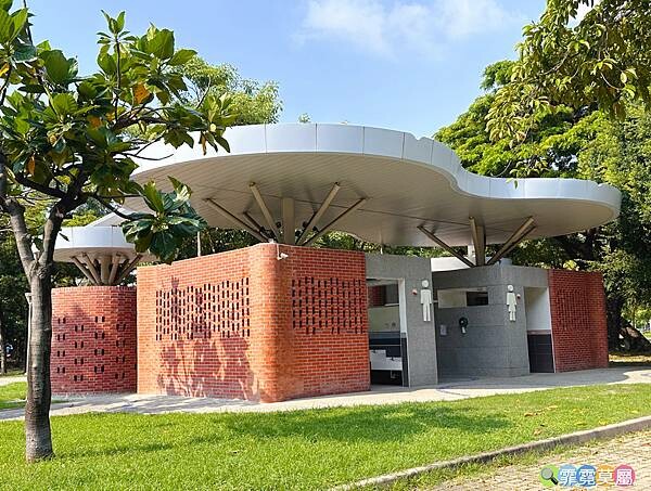 ★高雄公園★ 蓮池潭兒童公園, 走進童話世界找三隻小豬玩躲貓貓,茅草屋、木頭屋、磚頭屋超真實可愛的童趣場景 (免費參觀)