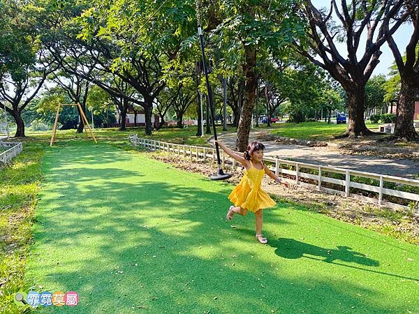 ★高雄公園★ 蓮池潭兒童公園, 走進童話世界找三隻小豬玩躲貓貓,茅草屋、木頭屋、磚頭屋超真實可愛的童趣場景 (免費參觀)