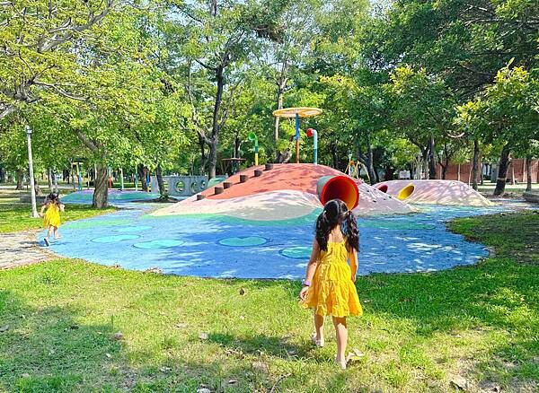★高雄公園★ 蓮池潭兒童公園, 走進童話世界找三隻小豬玩躲貓貓,茅草屋、木頭屋、磚頭屋超真實可愛的童趣場景 (免費參觀)
