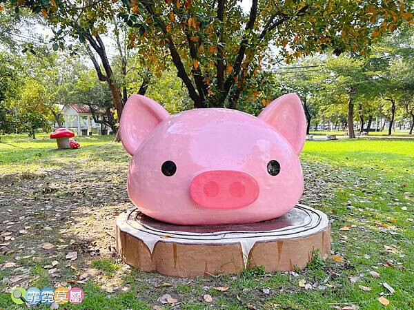★高雄公園★ 蓮池潭兒童公園, 走進童話世界找三隻小豬玩躲貓貓,茅草屋、木頭屋、磚頭屋超真實可愛的童趣場景 (免費參觀)
