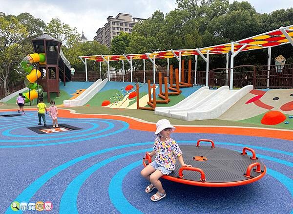 ★桃園公園★ 平鎮民俗文化公園,最新親子公園放電孩子! 超特別穀倉造型遊戲場,有攀爬網架、旋轉盤和溜滑梯等
