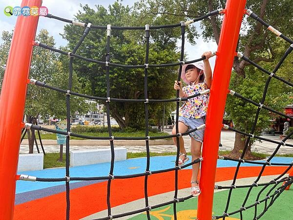 ★桃園公園★ 平鎮民俗文化公園,最新親子公園放電孩子! 超特別穀倉造型遊戲場,有攀爬網架、旋轉盤和溜滑梯等