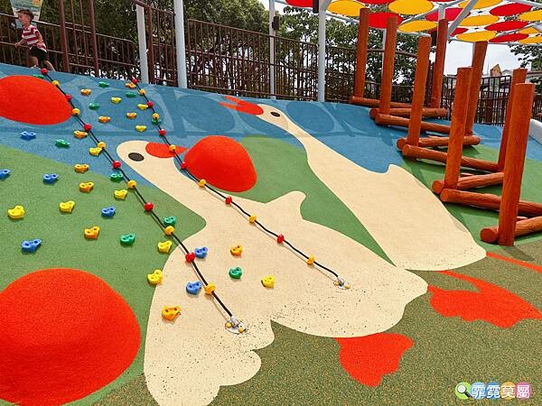 ★桃園公園★ 平鎮民俗文化公園,最新親子公園放電孩子! 超特別穀倉造型遊戲場,有攀爬網架、旋轉盤和溜滑梯等