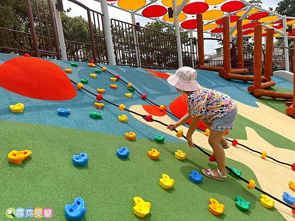 ★桃園公園★ 平鎮民俗文化公園,最新親子公園放電孩子! 超特別穀倉造型遊戲場,有攀爬網架、旋轉盤和溜滑梯等