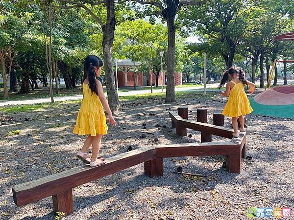 ★高雄公園★ 蓮池潭兒童公園, 走進童話世界找三隻小豬玩躲貓貓,茅草屋、木頭屋、磚頭屋超真實可愛的童趣場景 (免費參觀)