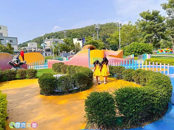 ★高雄公園★ 蓮池潭兒童公園, 走進童話世界找三隻小豬玩躲貓貓,茅草屋、木頭屋、磚頭屋超真實可愛的童趣場景 (免費參觀)