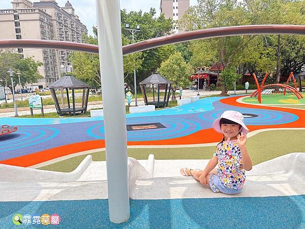 ★桃園公園★ 平鎮民俗文化公園,最新親子公園放電孩子! 超特別穀倉造型遊戲場,有攀爬網架、旋轉盤和溜滑梯等