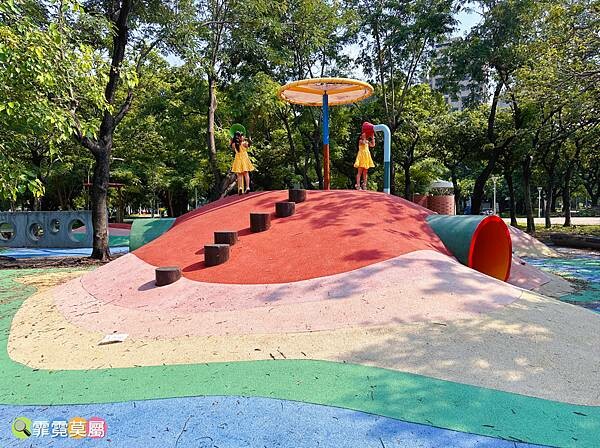 ★高雄公園★ 蓮池潭兒童公園, 走進童話世界找三隻小豬玩躲貓貓,茅草屋、木頭屋、磚頭屋超真實可愛的童趣場景 (免費參觀)