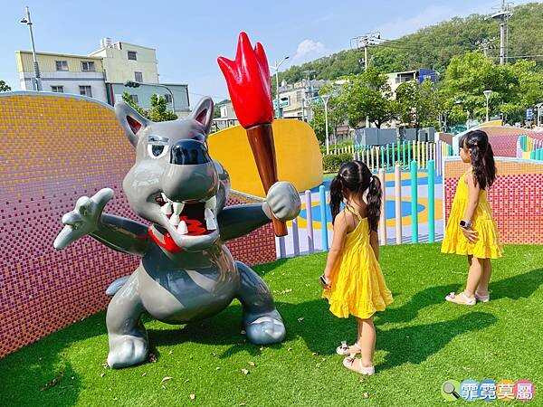 ★高雄公園★ 蓮池潭兒童公園, 走進童話世界找三隻小豬玩躲貓貓,茅草屋、木頭屋、磚頭屋超真實可愛的童趣場景 (免費參觀)