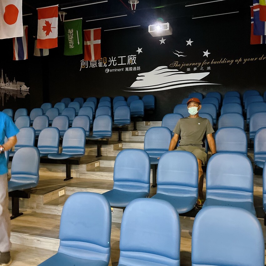 台南必去的親子景點一萬國通路創意觀光工廠,免門票還有冷氣可以吹,一次探索行李箱製作過程和歷史