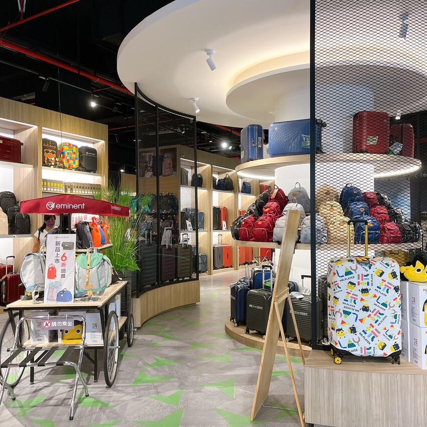 台南必去的親子景點一萬國通路創意觀光工廠,免門票還有冷氣可以吹,一次探索行李箱製作過程和歷史