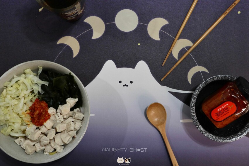 書桌佈置好物分享|NAUGHTY GHOST頑皮鬼-莫蘭墊系列,皮革軟木桌墊,辦公用餐都可搭配佈置,素色/彩繪款超多