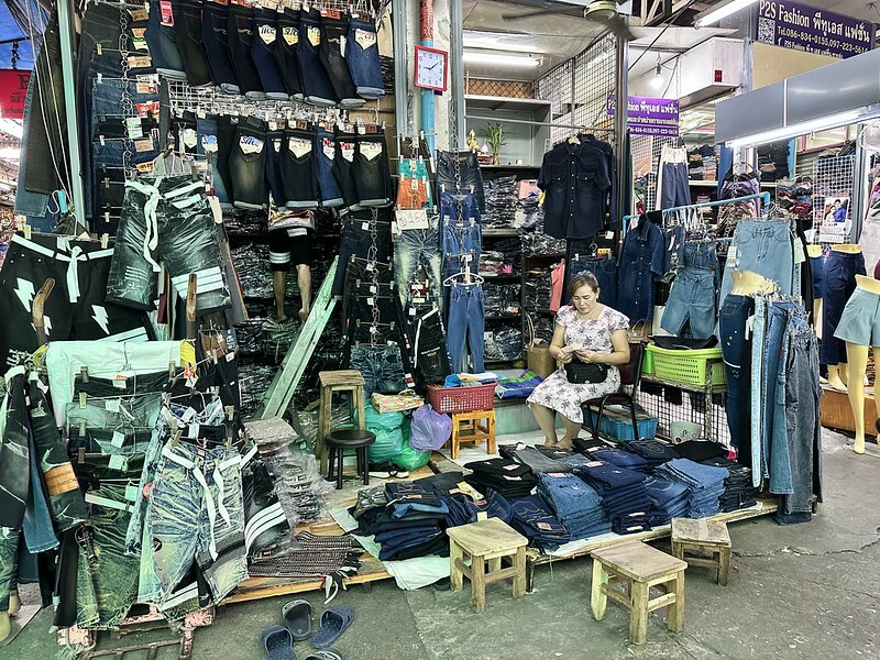 【亞洲,泰國,曼谷】體驗曼谷生活區的獨特魅力:探索寶馬成衣市場(Bo Be Market /ตลาดโบ๊เบ๊ สะพาน 4)。