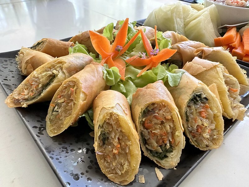 【泰國，普吉島】泰國也有「沙浴」哦！在邁考海灘（Ban Mai Khao）邊做沙浴，邊看飛機起飛，還有網美拍照區