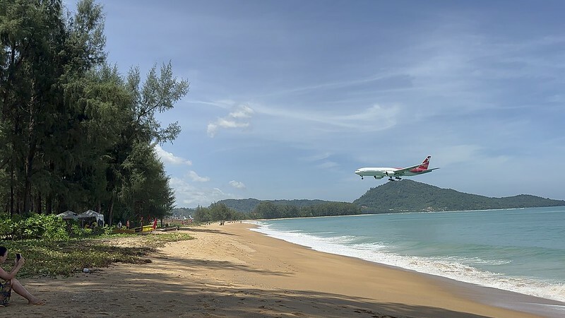 【泰國，普吉島】泰國也有「沙浴」哦！在邁考海灘（Ban Mai Khao）邊做沙浴，邊看飛機起飛，還有網美拍照區