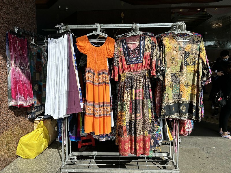 【亞洲,泰國,曼谷】體驗曼谷生活區的獨特魅力:探索寶馬成衣市場(Bo Be Market /ตลาดโบ๊เบ๊ สะพาน 4)。