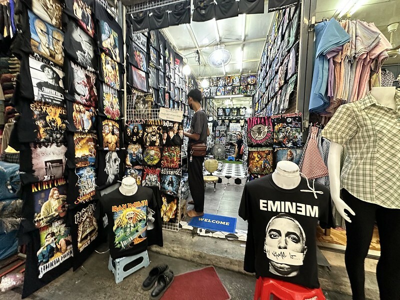 【亞洲,泰國,曼谷】體驗曼谷生活區的獨特魅力:探索寶馬成衣市場(Bo Be Market /ตลาดโบ๊เบ๊ สะพาน 4)。