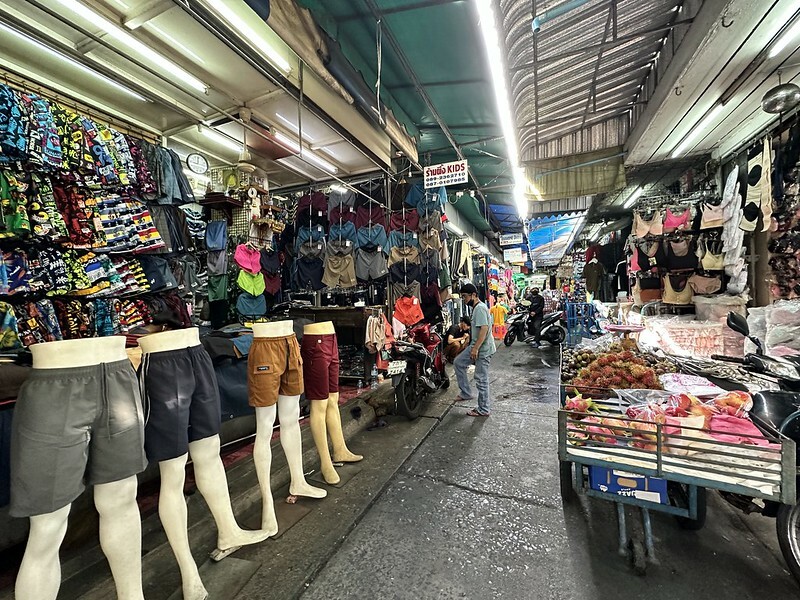 【亞洲,泰國,曼谷】體驗曼谷生活區的獨特魅力:探索寶馬成衣市場(Bo Be Market /ตลาดโบ๊เบ๊ สะพาน 4)。