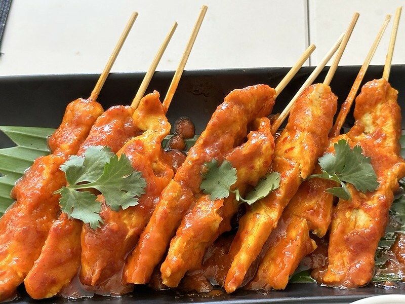 【泰國，普吉島】泰國也有「沙浴」哦！在邁考海灘（Ban Mai Khao）邊做沙浴，邊看飛機起飛，還有網美拍照區