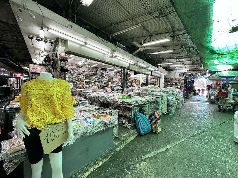 【亞洲,泰國,曼谷】體驗曼谷生活區的獨特魅力:探索寶馬成衣市場(Bo Be Market /ตลาดโบ๊เบ๊ สะพาน 4)。