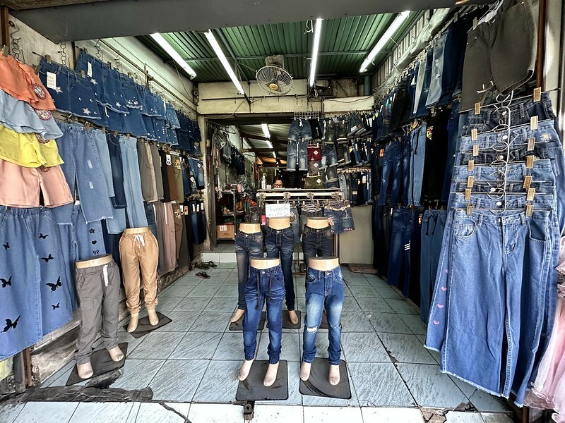 【亞洲,泰國,曼谷】體驗曼谷生活區的獨特魅力:探索寶馬成衣市場(Bo Be Market /ตลาดโบ๊เบ๊ สะพาน 4)。