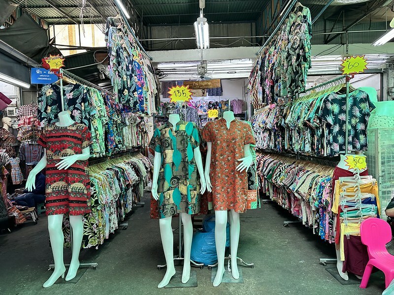 【亞洲,泰國,曼谷】體驗曼谷生活區的獨特魅力:探索寶馬成衣市場(Bo Be Market /ตลาดโบ๊เบ๊ สะพาน 4)。