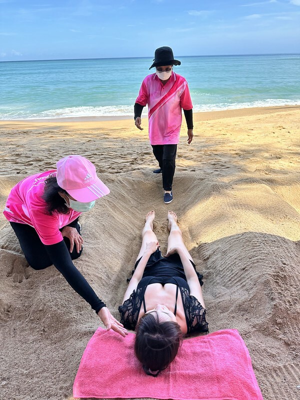 【泰國，普吉島】泰國也有「沙浴」哦！在邁考海灘（Ban Mai Khao）邊做沙浴，邊看飛機起飛，還有網美拍照區