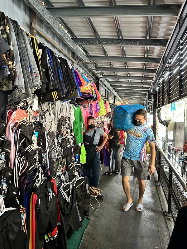 【亞洲,泰國,曼谷】體驗曼谷生活區的獨特魅力:探索寶馬成衣市場(Bo Be Market /ตลาดโบ๊เบ๊ สะพาน 4)。