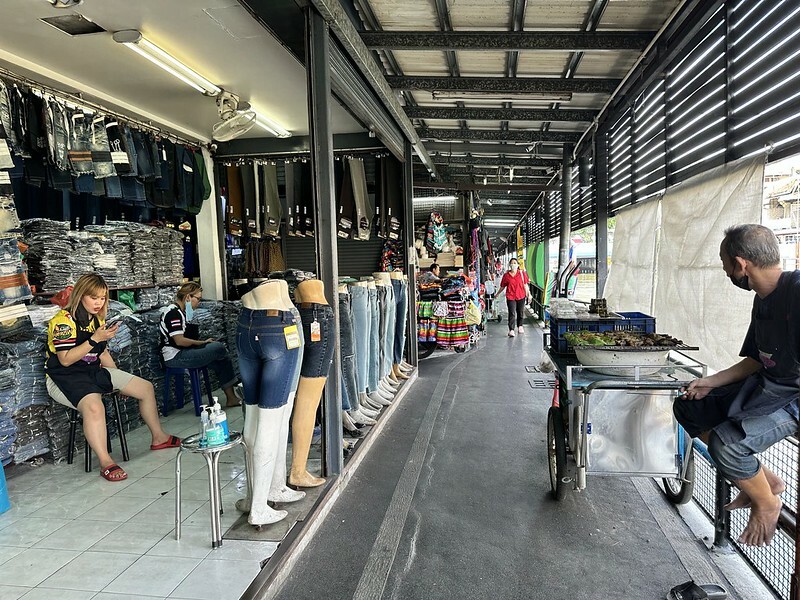 【亞洲,泰國,曼谷】體驗曼谷生活區的獨特魅力:探索寶馬成衣市場(Bo Be Market /ตลาดโบ๊เบ๊ สะพาน 4)。