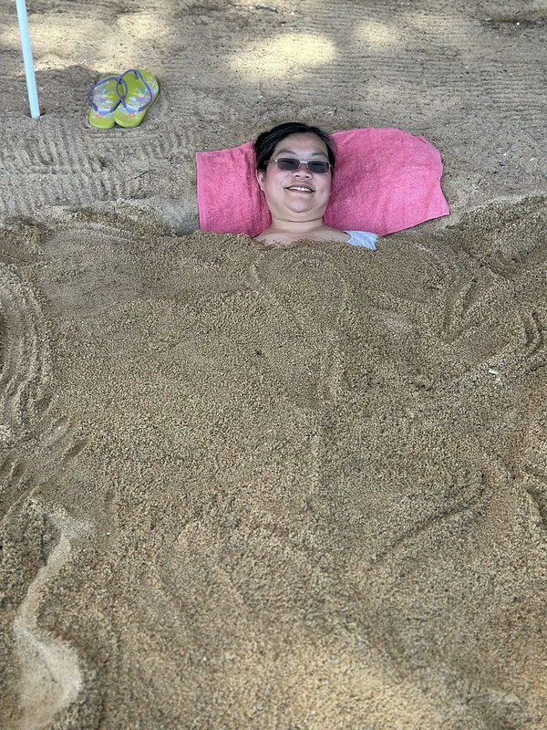 【泰國，普吉島】泰國也有「沙浴」哦！在邁考海灘（Ban Mai Khao）邊做沙浴，邊看飛機起飛，還有網美拍照區