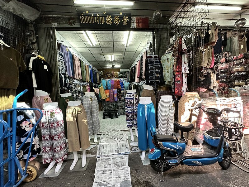 【亞洲,泰國,曼谷】體驗曼谷生活區的獨特魅力:探索寶馬成衣市場(Bo Be Market /ตลาดโบ๊เบ๊ สะพาน 4)。