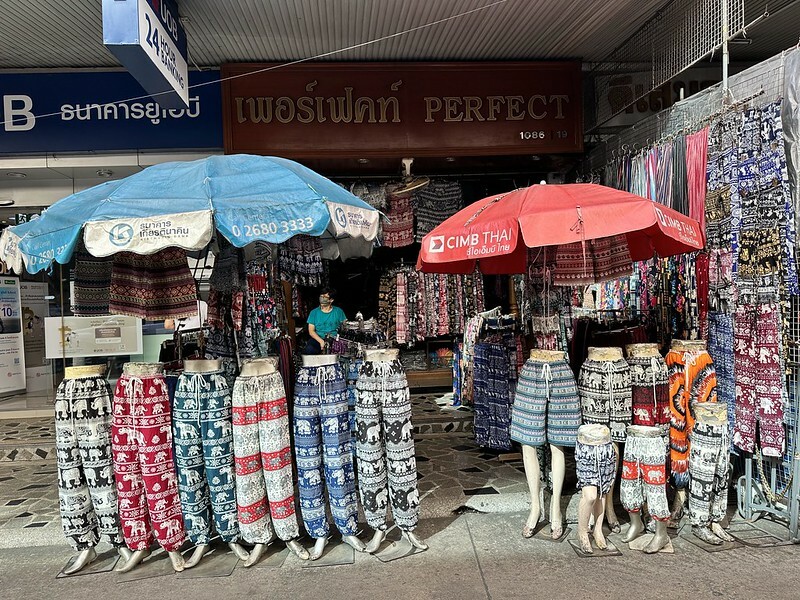 【亞洲,泰國,曼谷】體驗曼谷生活區的獨特魅力:探索寶馬成衣市場(Bo Be Market /ตลาดโบ๊เบ๊ สะพาน 4)。