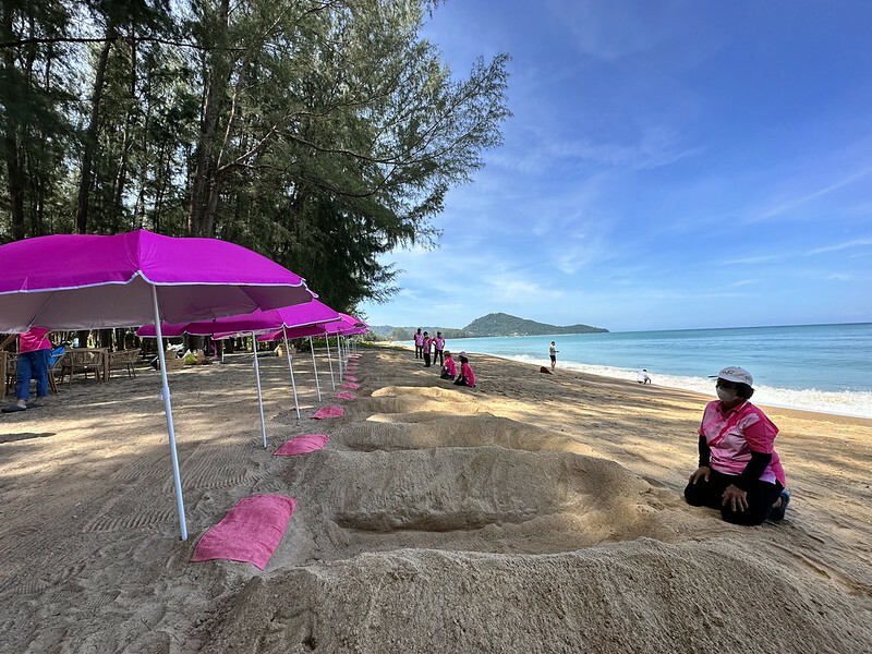【泰國，普吉島】泰國也有「沙浴」哦！在邁考海灘（Ban Mai Khao）邊做沙浴，邊看飛機起飛，還有網美拍照區
